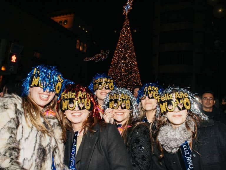 Castellón dio la bienvenida al 2025 con una multitudinaria celebración en la Puerta del Sol, marcada por la alegría, la tradición y el espíritu local.