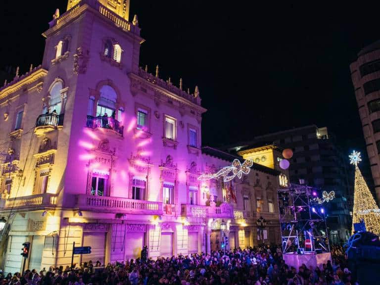 Castellón dio la bienvenida al 2025 con una multitudinaria celebración en la Puerta del Sol, marcada por la alegría, la tradición y el espíritu local.