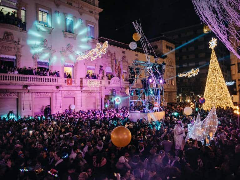 Castellón dio la bienvenida al 2025 con una multitudinaria celebración en la Puerta del Sol, marcada por la alegría, la tradición y el espíritu local.