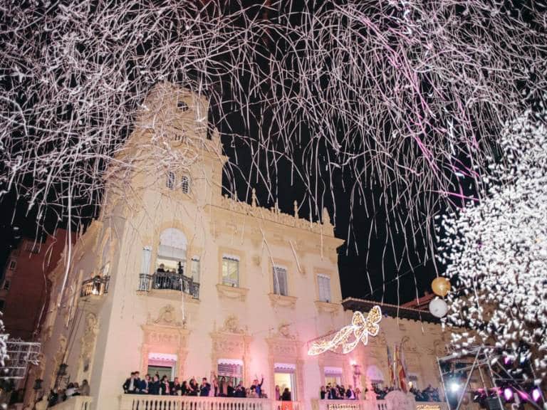 Castellón dio la bienvenida al 2025 con una multitudinaria celebración en la Puerta del Sol, marcada por la alegría, la tradición y el espíritu local.