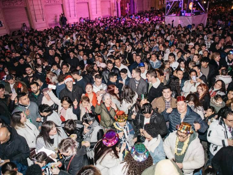 Castellón dio la bienvenida al 2025 con una multitudinaria celebración en la Puerta del Sol, marcada por la alegría, la tradición y el espíritu local.