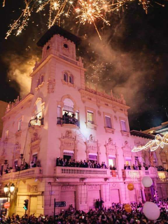 Castellón dio la bienvenida al 2025 con una multitudinaria celebración en la Puerta del Sol, marcada por la alegría, la tradición y el espíritu local.