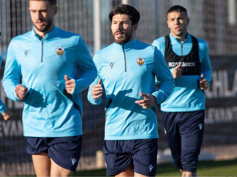 El CD Castellón ha cerrado un acuerdo con el mediocentro serbio Miloš Jojić para que se sume a la plantilla albinegra.