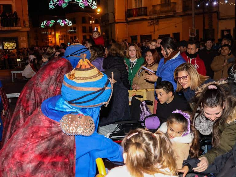 Melchor, Gaspar y Baltasar recorren las calles de la ciudad tras dos jornadas en el Campamento Real del Castillo