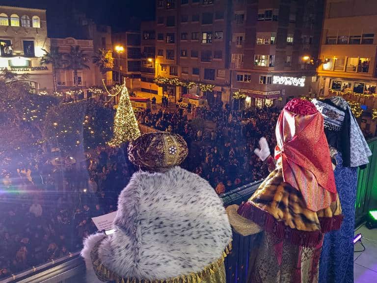 Melchor, Gaspar y Baltasar recorren las calles de la ciudad tras dos jornadas en el Campamento Real del Castillo