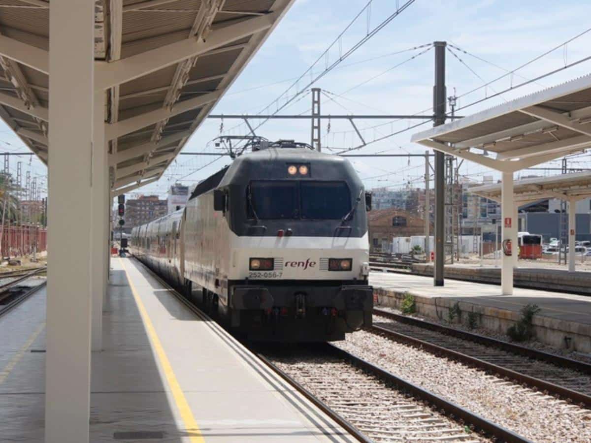 Renfe reactiva abonos gratuitos y descuentos en Cercanías, Avant y Media Distancia