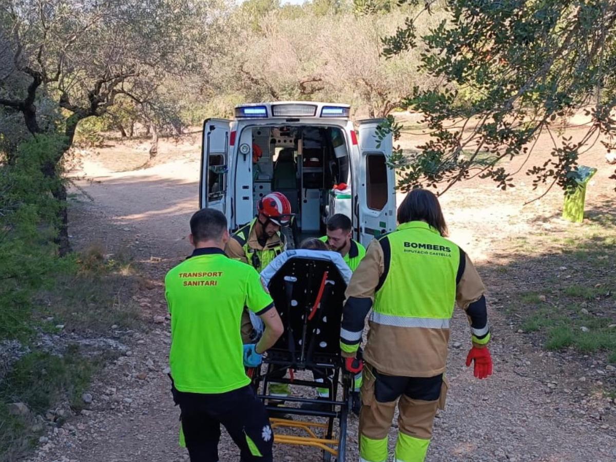 Rescate de un hombre herido en terreno forestal de Xert