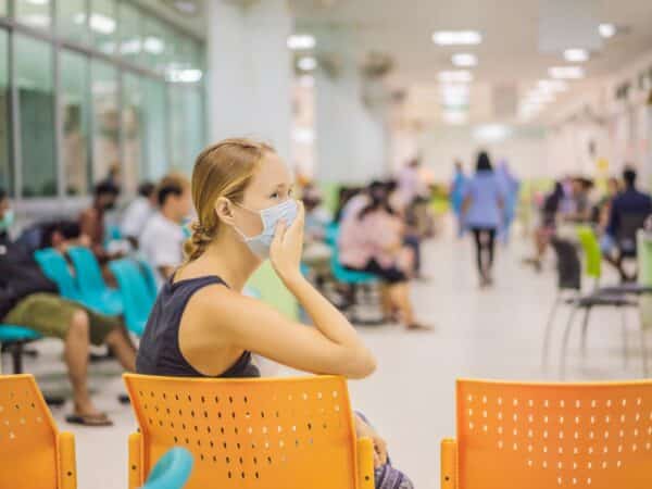 Sanidad recomienda usar mascarilla en centros sanitarios por el incremento de infecciones respiratorias