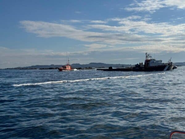 Se hunde un barco en A Pobra do Caramiñal y se activa protocolo anticontaminación