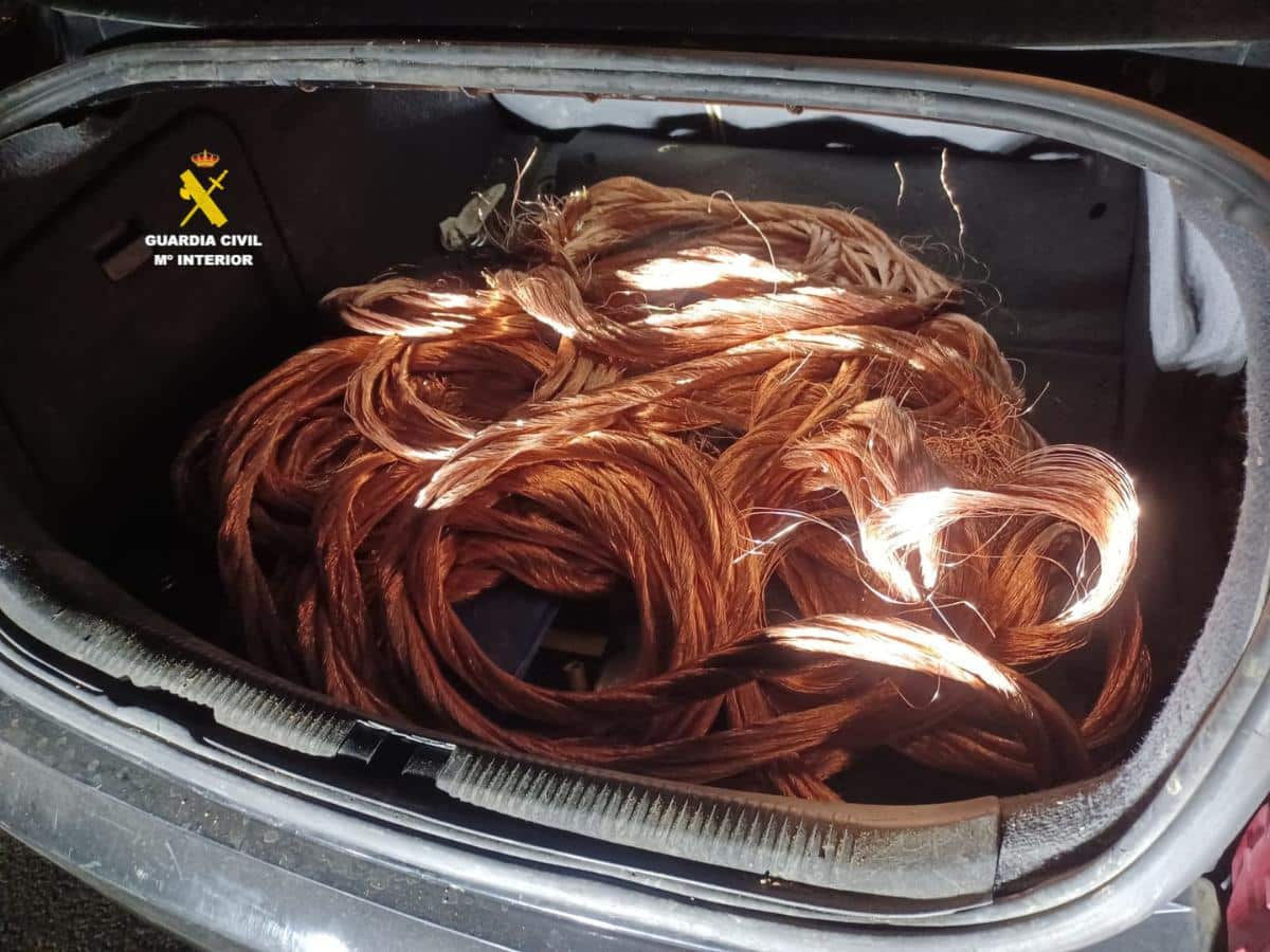 Tres detenidos por robar más de 3 toneladas de cobre en Sant Jordi y Sant Mateu