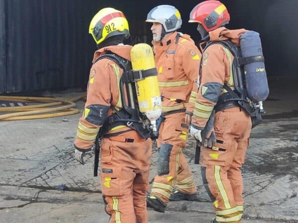 Tres trabajadores heridos en el incendio de una empresa de fundición en Xirivella, Valencia