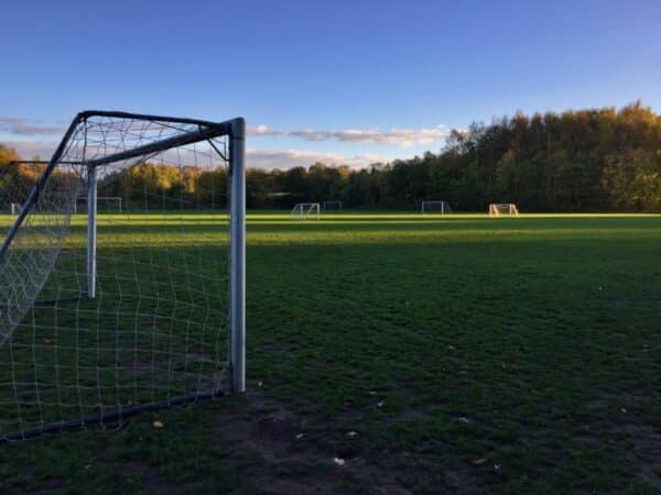 Un niño muere al caerle una portería de fútbol en Subirats, Barcelona