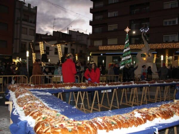 Utiel supera su récord con un Roscón de Reyes de 56 metros