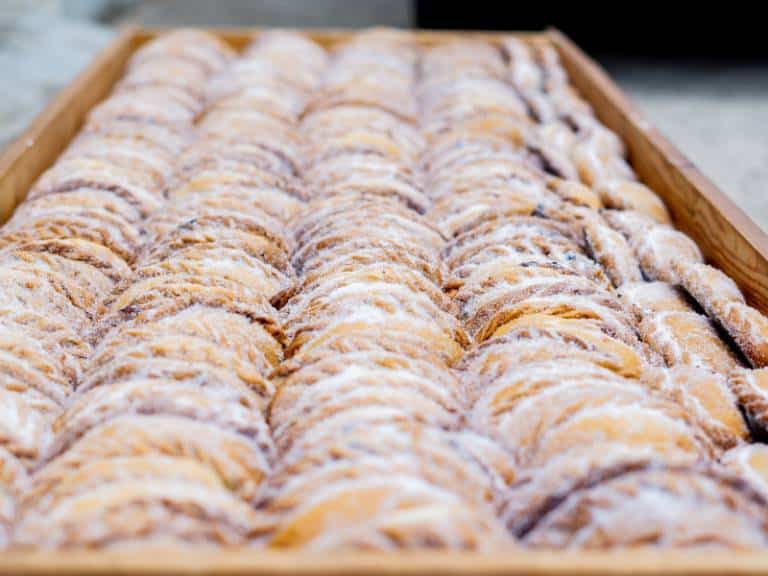 La jornada dio inicio con los panaderos y panaderas preparando la masa principal de los 'pastissos'.