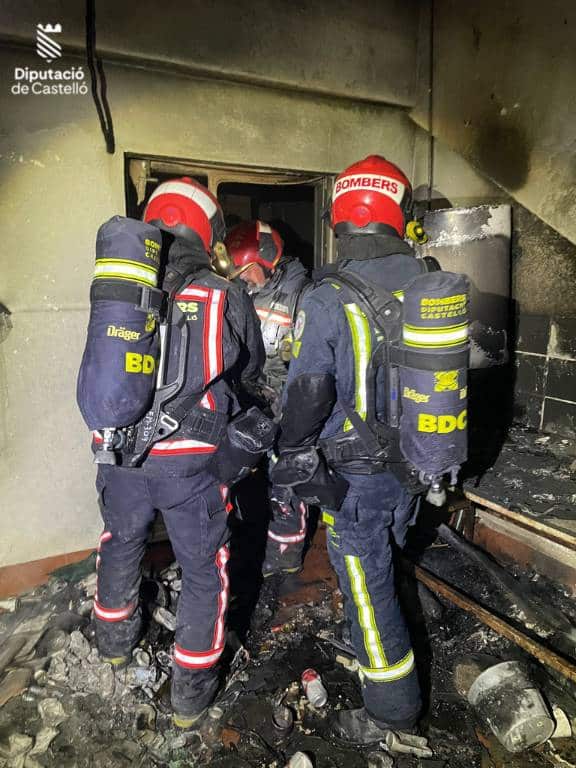Los bomberos sofocaron el incendio en una vivienda unifamiliar que afecto a una habitación y la terraza de la primera planta de la vivienda.