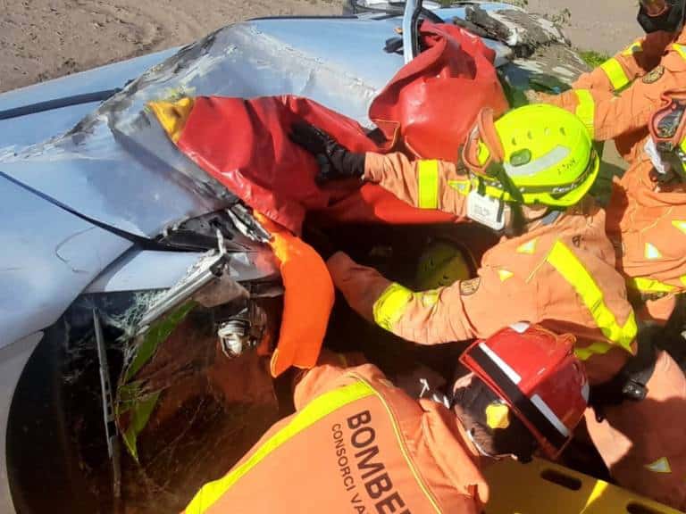 Dos personas quedaron atrapadas en uno de los vehículos y fueron excarceladas por los bomberos
