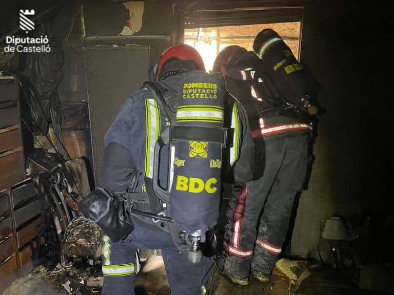 Los bomberos sofocaron el incendio en una vivienda unifamiliar que afecto a una habitación y la terraza de la primera planta de la vivienda.