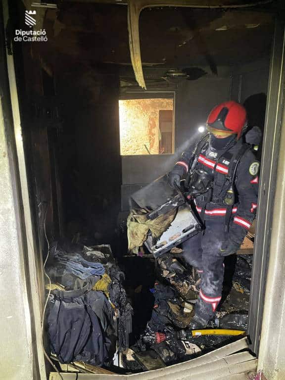 Los bomberos sofocaron el incendio en una vivienda unifamiliar que afecto a una habitación y la terraza de la primera planta de la vivienda.