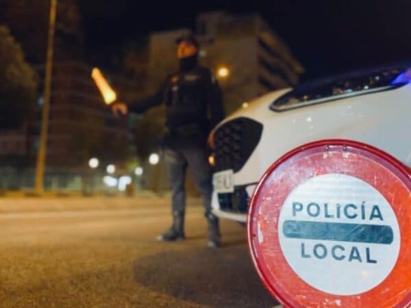 A toda velodidad y sin luces por la A-7, a la fuga e intenta atropellar a un agente de policía