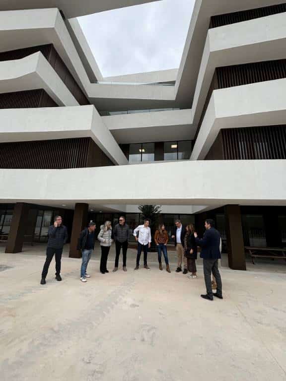 La gran construcción se ha levantado en el solar del antiguo colegio Errando Vilar, detrás del actual instituto, e incluye 24 aulas de ESO, biblioteca, aulas para talleres, laboratorios y un amplio gimnasio.