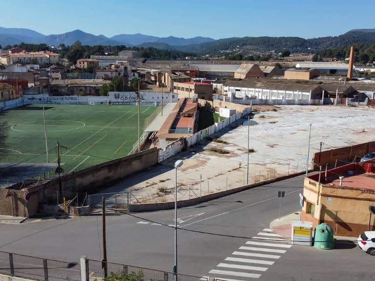 El nuevo aparcamiento se construirá en los terrenos cedidos por Cristal Cerámica, que previamente acondicionó el espacio junto al campo de fútbol municipal de La Cossa.