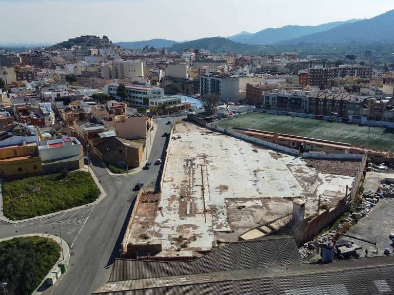 El nuevo aparcamiento se construirá en los terrenos cedidos por Cristal Cerámica, que previamente acondicionó el espacio junto al campo de fútbol municipal de La Cossa.