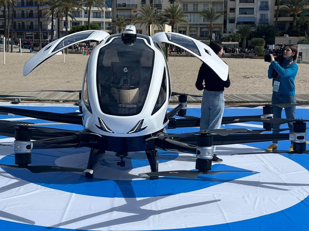 Benidorm hace historia con el primer vuelo de un aerotaxi y drones en Europa