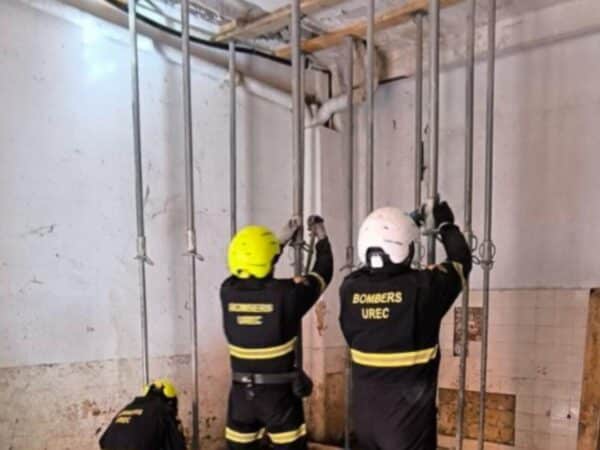 Bomberos intervienen de emergencia en un edificio de Albal por riesgo de derrumbe