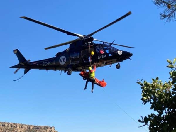 Bomberos y helicóptero movilizados en Artana para rescatar a un ciclista