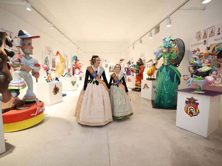 burriana-da-inicio-a-las-fallas-2025-con-la-misa-inaugural-y-la-exposicio-del-ninot