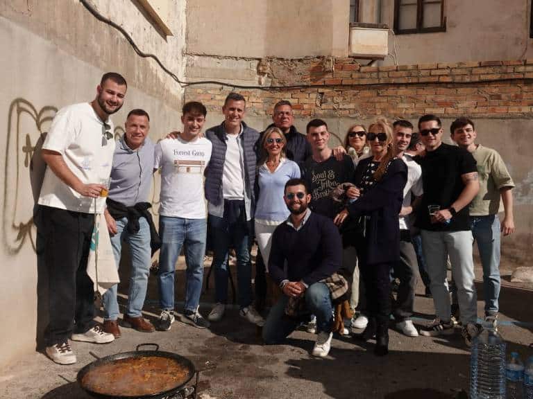 El ya tradicional acontecimiento congregó a más de 1.000 personas, destacando la gastronomía, la música en directo y se consolida como un evento clave en las fiestas patronales.