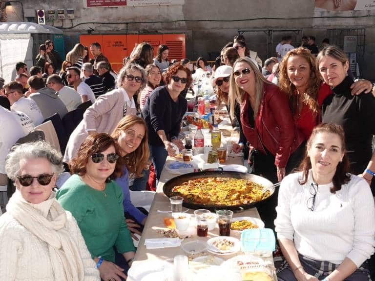 El ya tradicional acontecimiento congregó a más de 1.000 personas, destacando la gastronomía, la música en directo y se consolida como un evento clave en las fiestas patronales.