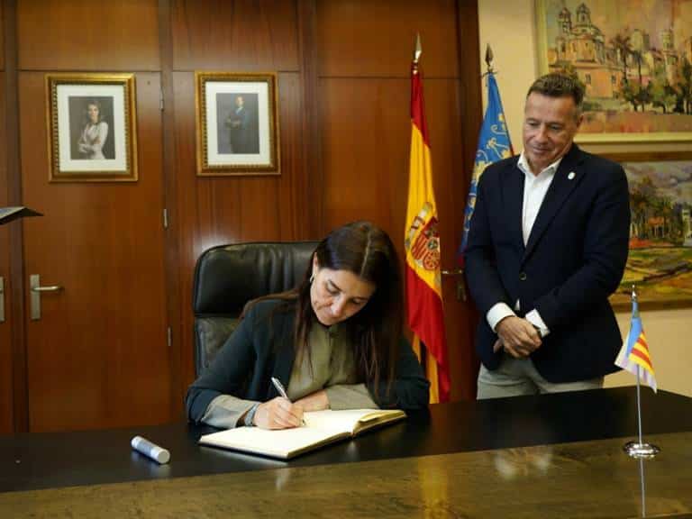 La Consellera de Hacienda y Economía, Ruth Merino, ha visitado la Burriana para conocer las posibilidades del municipio para el desarrollo de nuevas empresas en su suelo industrial disponible.