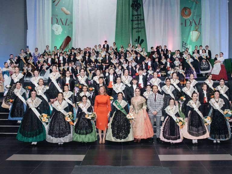 El homenaje, bajo el título ‘La llum que ens uneix’, ha incluido diversas actuaciones musicales y ha concluido con un emotivo discurso de la reina infantil, Carla Ibáñez