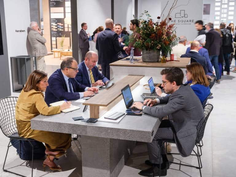 La cita de Feria Valencia mantiene el pulso de las primeras jornadas con afluencia de compradores y alta internacionalidad de los visitantes.