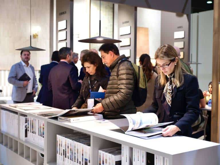Las primeras horas de Cevisama han destacado por una destacada afluencia de compradores y un ambiente de negocios activo en los 50.000 metros cuadrados de superficie expositiva.
