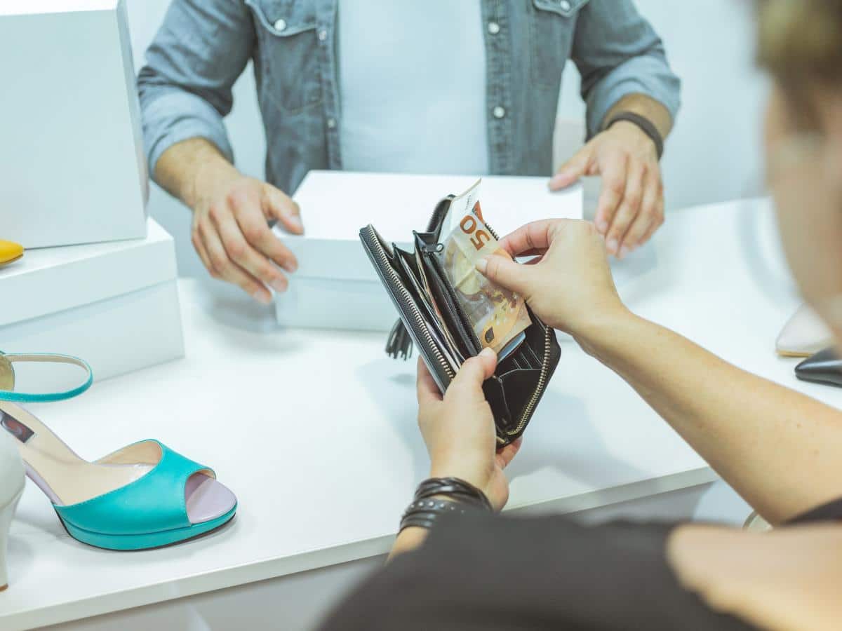 Denuncian dificultades para acceder y pagar con dinero en efectivo en España