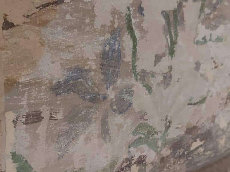 Las pinturas, localizadas en las paredes de la iglesia, fueron halladas por arqueólogos durante las labores de restauración y se remontan al siglo XVII.