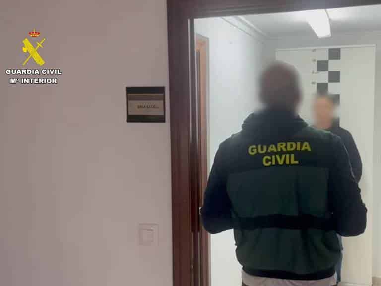 La agresión dejó al marido de la mujer herido en el cuello y a ella con heridas en las manos.