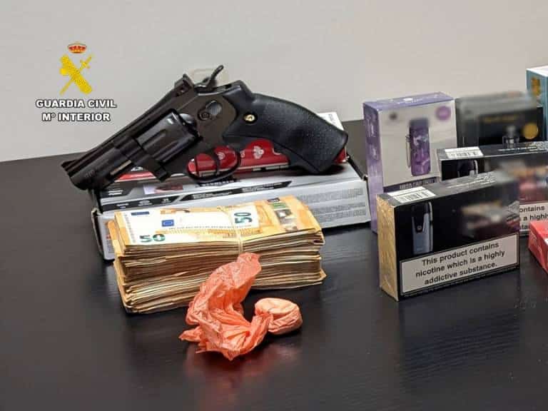 Durante las inspecciones en dos locales comerciales se intervinieron más de 55.000 productos de contrabando y 22.000 euros en efectivo