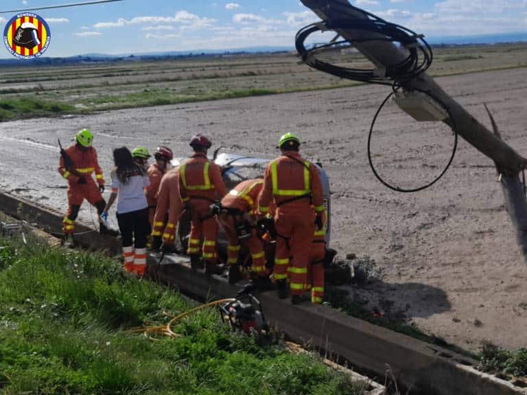 Dos personas quedaron atrapadas en uno de los vehículos y fueron excarceladas por los bomberos