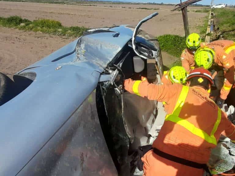 Dos personas quedaron atrapadas en uno de los vehículos y fueron excarceladas por los bomberos
