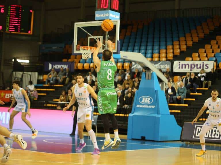 El Amics Castelló cayó 90-66 ante un Hestia Menorca letal desde el perímetro, que también se llevó un valioso basket average.