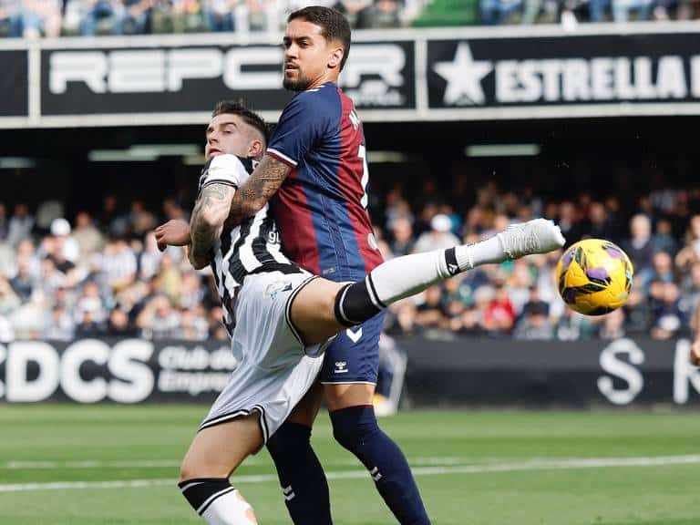 El CD Castellón vuelve a rugir en Castalia con una victoria épica sobre el Eibar, encendiendo la pasión albinegra con los goles de Van den Belt y Raúl Sanchez