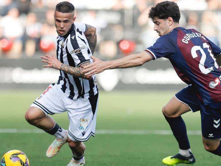 El CD Castellón vuelve a rugir en Castalia con una victoria épica sobre el Eibar, encendiendo la pasión albinegra con los goles de Van den Belt y Raúl Sanchez