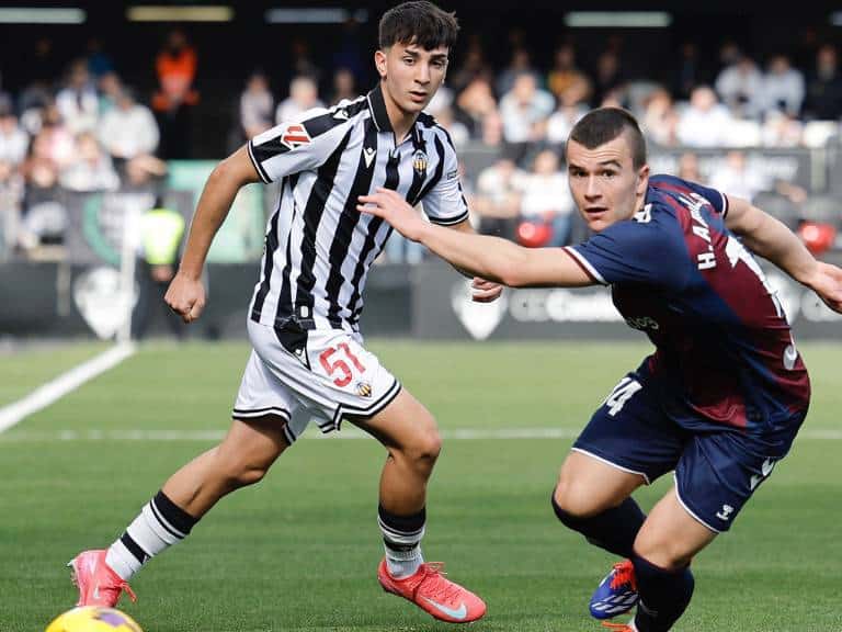 El CD Castellón vuelve a rugir en Castalia con una victoria épica sobre el Eibar, encendiendo la pasión albinegra con los goles de Van den Belt y Raúl Sanchez