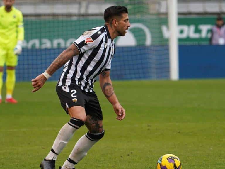 El equipo orellut consigue volver a encontrarse con la victoria gracias a los tantos de Naldo en propia meta, Raúl Sánchez y un imparable cañonazo de Van Den Belt (1-3)