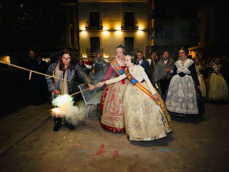 Las Reinas Falleras, Claudia y Valeria, acompañadas del alcalde, Jorge Monferrer, han llevado a cabo la tan esperada "Crida", invitando a todos los vecinos del municipio a unirse a las celebraciones de las Fallas.