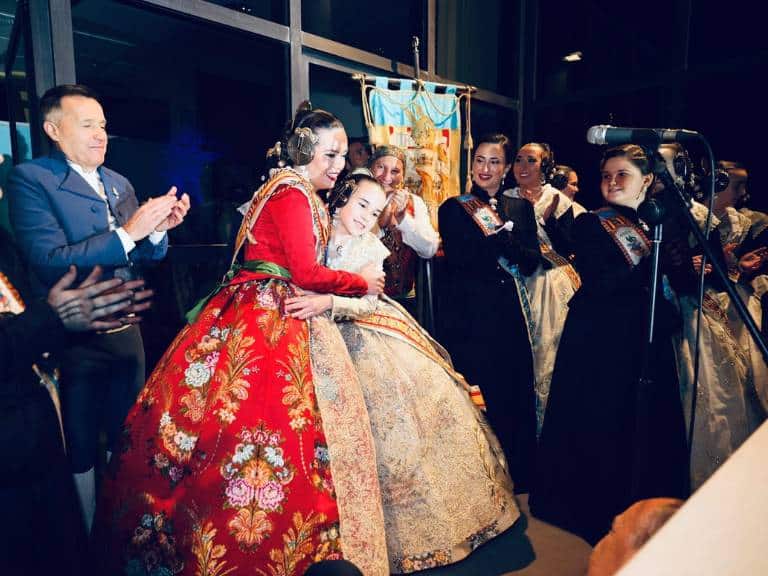 Las Reinas Falleras, Claudia y Valeria, acompañadas del alcalde, Jorge Monferrer, han llevado a cabo la tan esperada "Crida", invitando a todos los vecinos del municipio a unirse a las celebraciones de las Fallas.