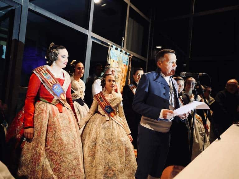 Las Reinas Falleras, Claudia y Valeria, acompañadas del alcalde, Jorge Monferrer, han llevado a cabo la tan esperada "Crida", invitando a todos los vecinos del municipio a unirse a las celebraciones de las Fallas.